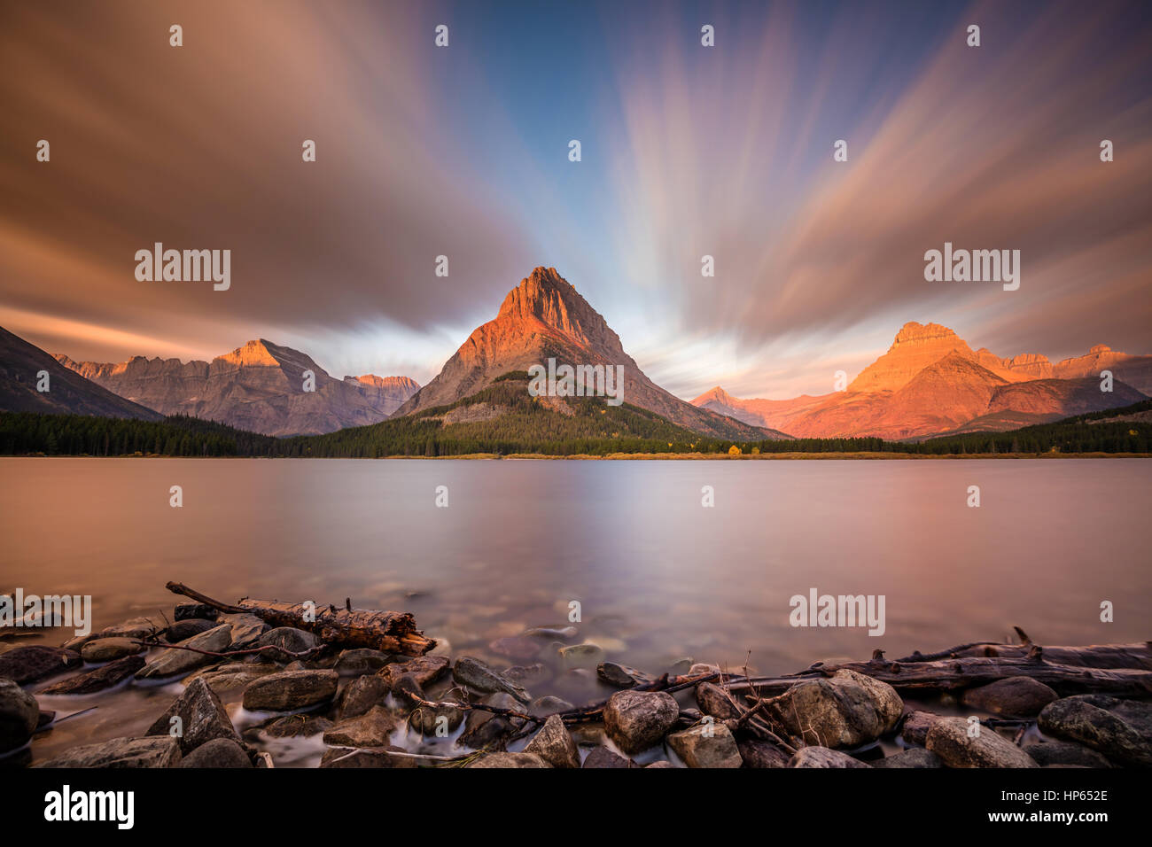 Mount Grinnell bei Sonnenaufgang vom Ufer des Swiftcurrent Lake im Glacier National Park, Montana Stockfoto
