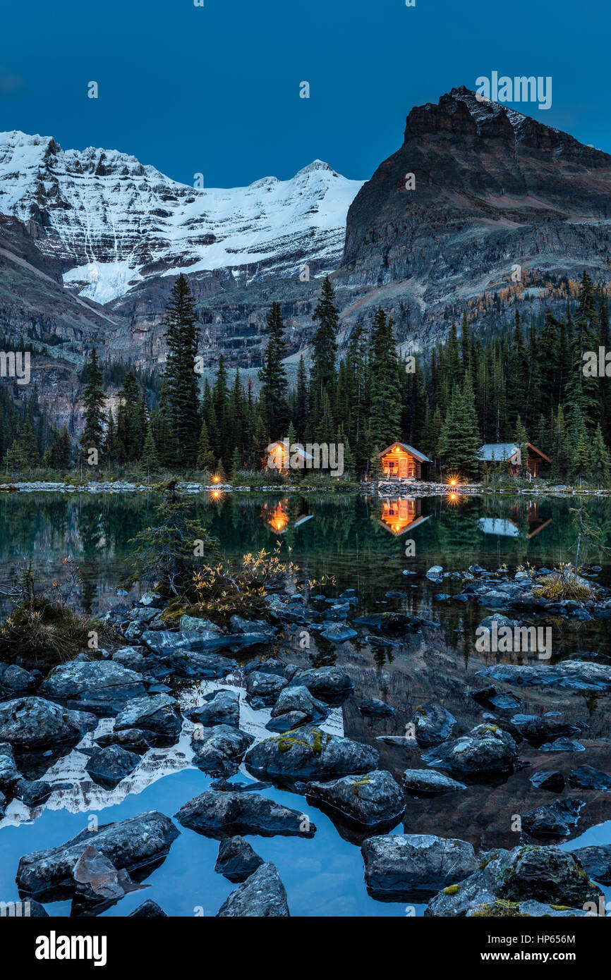 O'Hara Lake Lodge in der Dämmerung im Yoho Nationalpark, Britisch-Kolumbien, Kanada Stockfoto