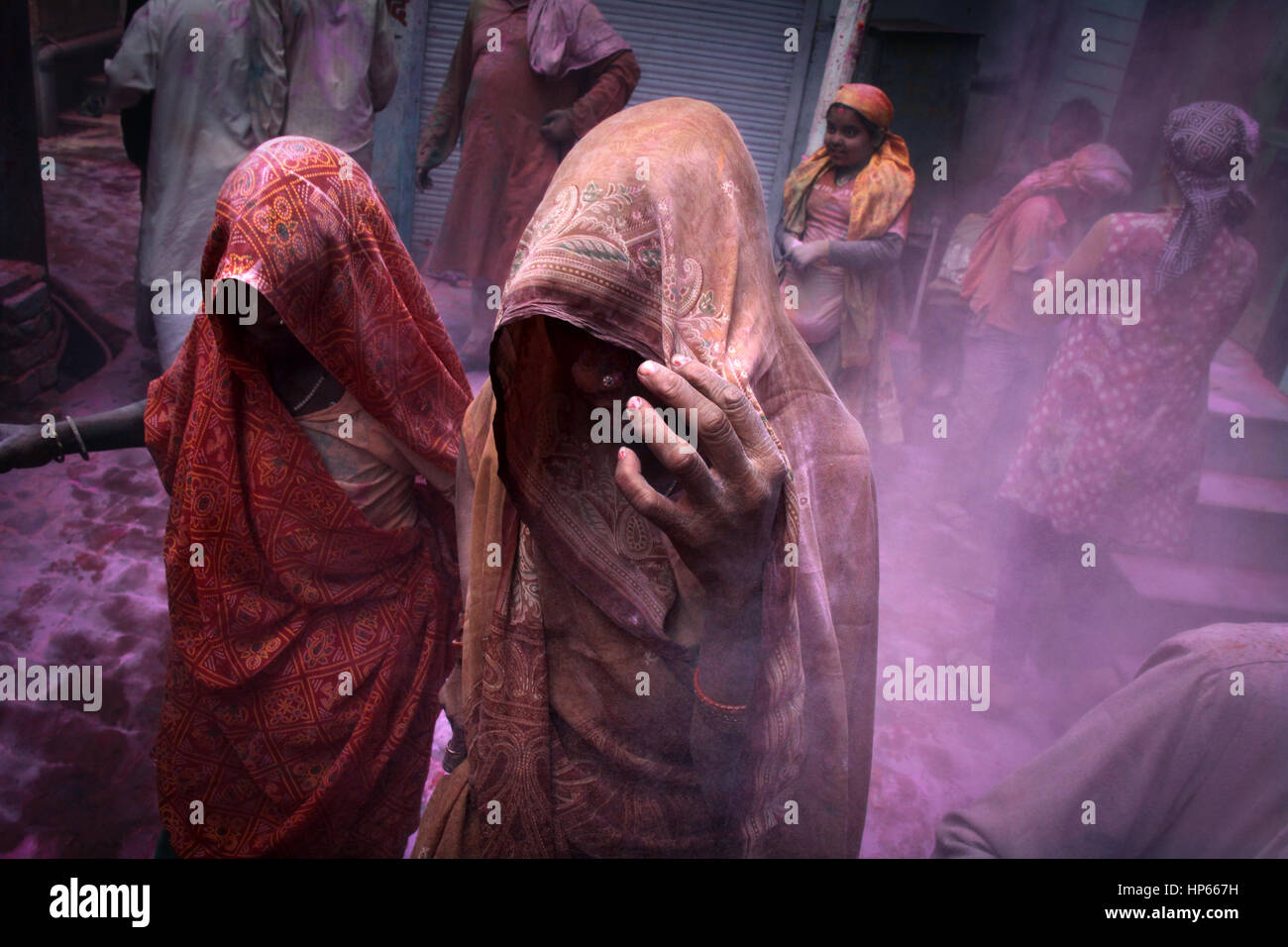 Frauen gehen in den Straßen während Holi Feierlichkeiten in Vrindavan, Indien Stockfoto
