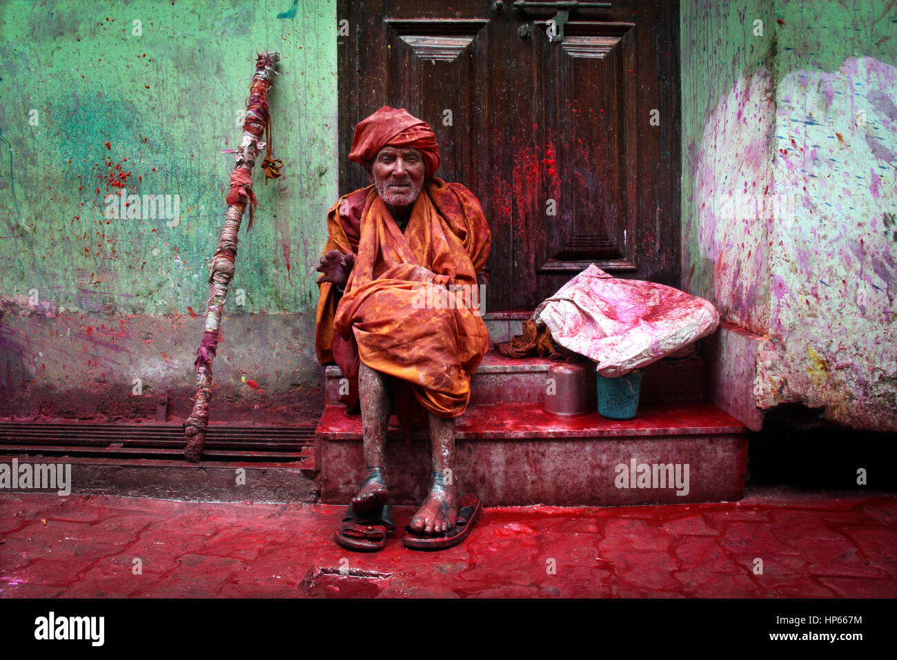 Alter Mann mit Farben während des Holi feiern in Vrindavan, Indien abgedeckt Stockfoto
