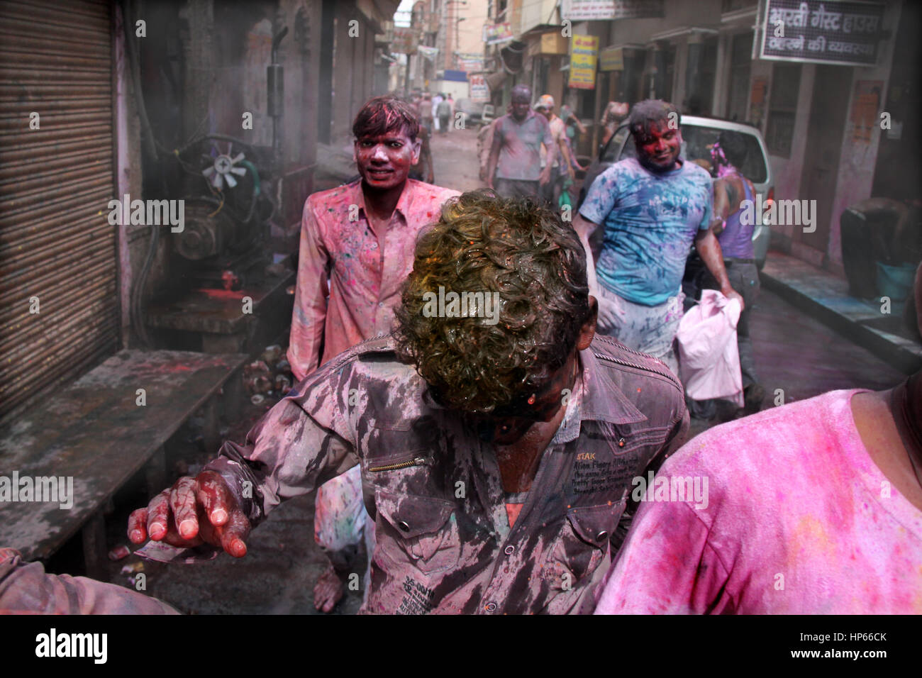 Mann in den Straßen während Holi feiern in Vrindavan, Indien Stockfoto