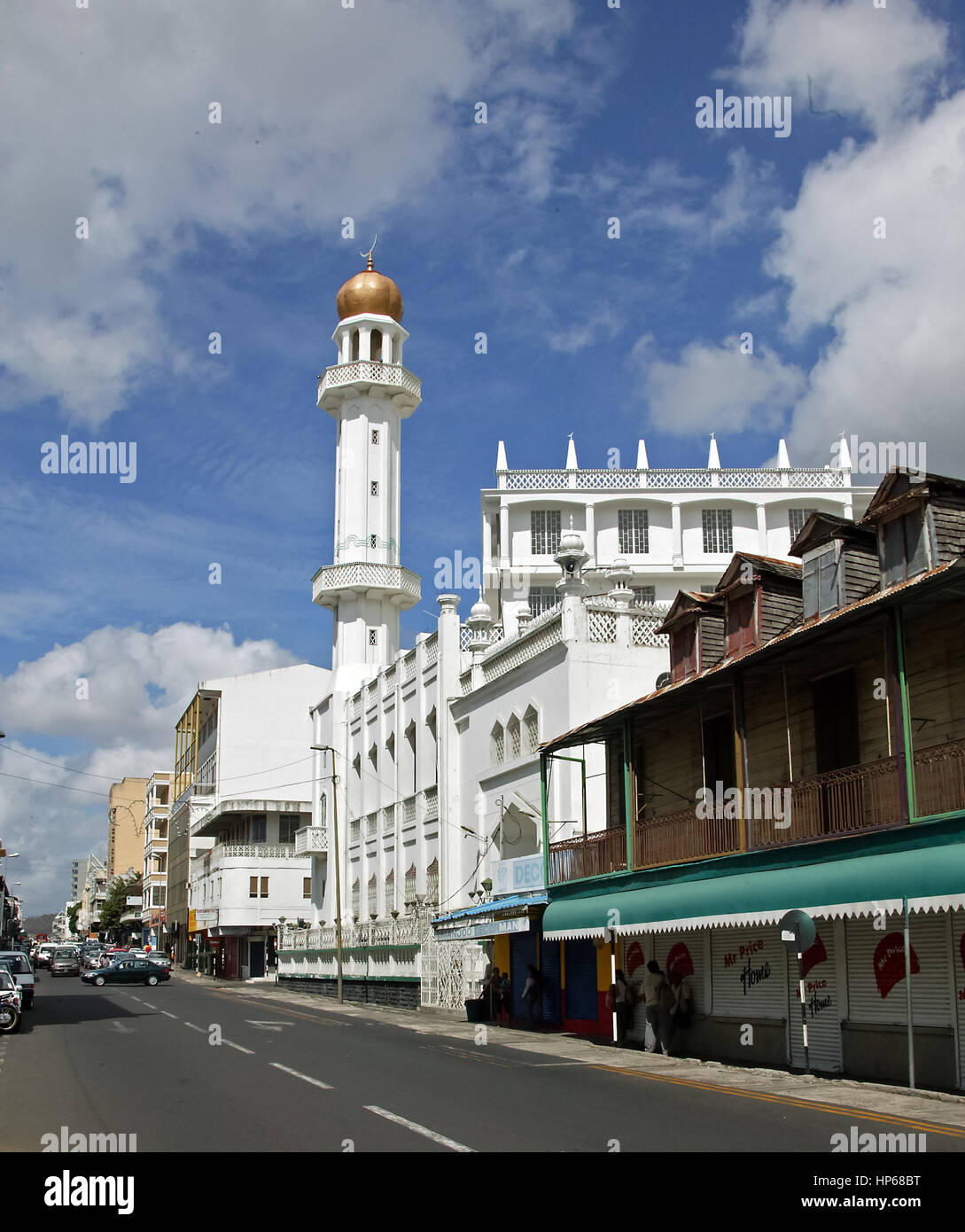 Moschee in der alten Stadt, Port Louis, Mauritius-Moschee in der alten Stadt, Minarett, Straßenszene, blauer Himmel Stockfoto