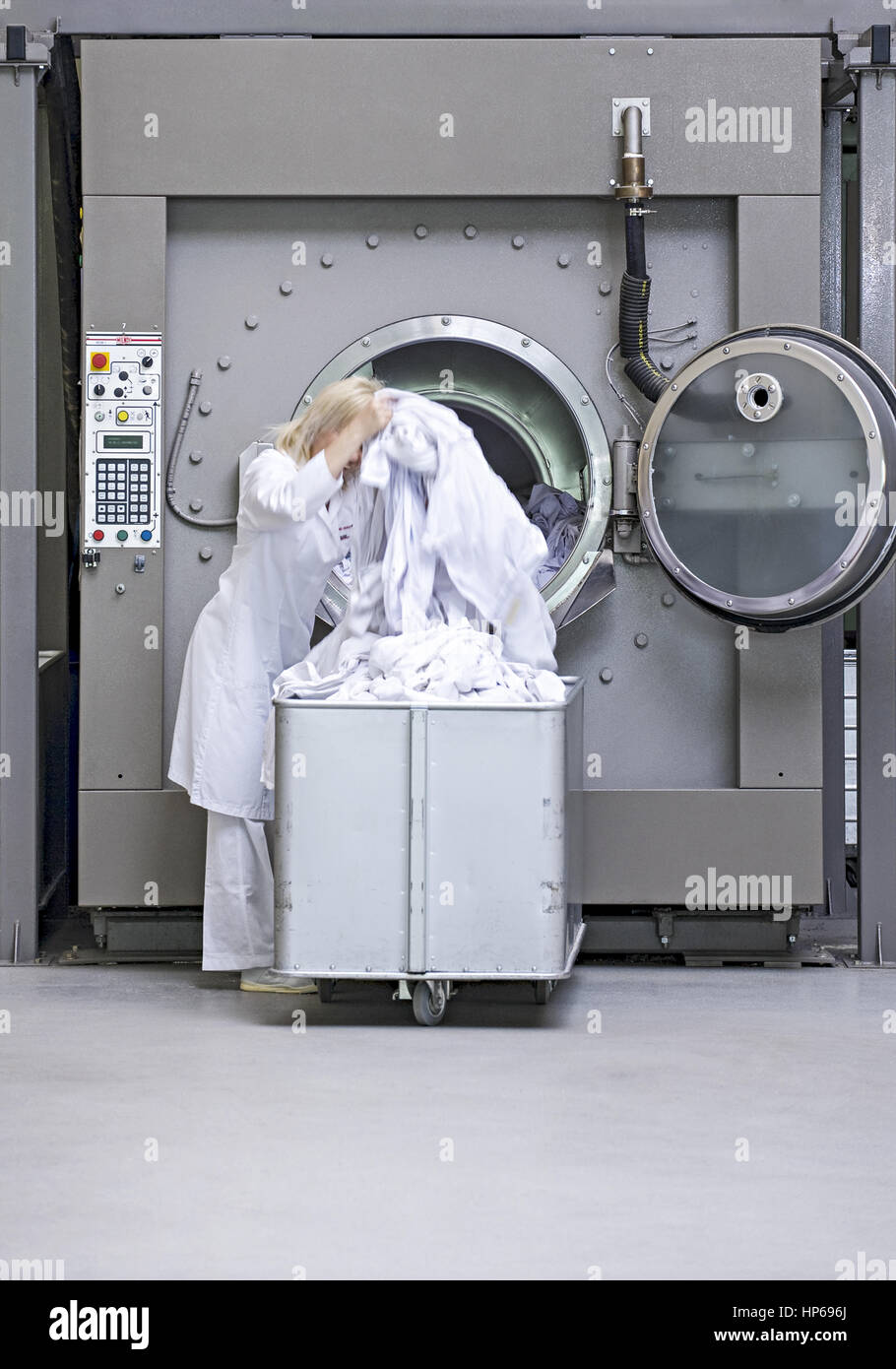 Waescherei Frau Fuellt Grosse Waschmaschine Modell Freigabe Stockfotografie Alamy