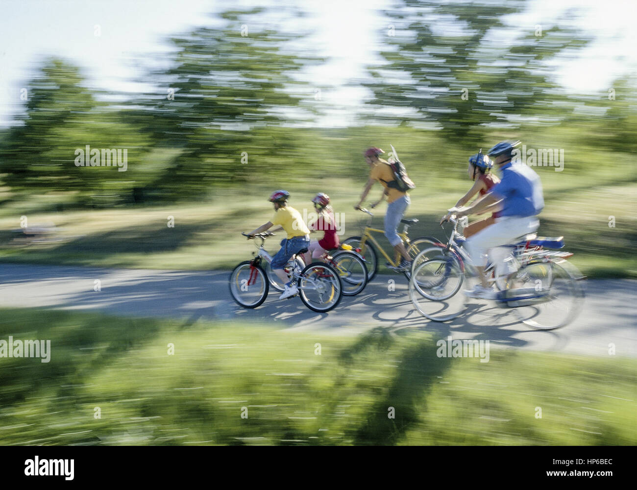Familie Mit Opa Beim Fahrradausflug, Bewegung (ModelRelease