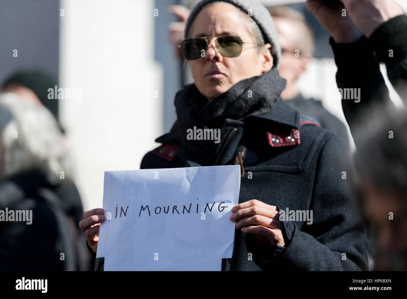 New York, Vereinigte Staaten von Amerika. 18. Februar 2017. In Verbindung mit US Presidents' Day Wochenende eine Koalition von Aktivisten durch New York City ansässige Gruppen mobilisiert, "Aufstieg und Resist" und "GAG ist gerade" inszeniert einen symbolischen Trauerzug für jazz New Orleans-Stil im Washington Square Park, den "Tod" des Amtes des Präsidenten der USA im Protest gegen die Regierung von Präsident Donald J. Trump zu trauern. Bildnachweis: Albin Lohr-Jones/Pacific Press/Alamy Live-Nachrichten Stockfoto