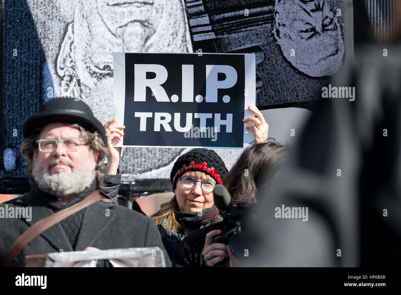 New York, Vereinigte Staaten von Amerika. 18. Februar 2017. In Verbindung mit US Presidents' Day Wochenende eine Koalition von Aktivisten durch New York City ansässige Gruppen mobilisiert, "Aufstieg und Resist" und "GAG ist gerade" inszeniert einen symbolischen Trauerzug für jazz New Orleans-Stil im Washington Square Park, den "Tod" des Amtes des Präsidenten der USA im Protest gegen die Regierung von Präsident Donald J. Trump zu trauern. Bildnachweis: Albin Lohr-Jones/Pacific Press/Alamy Live-Nachrichten Stockfoto