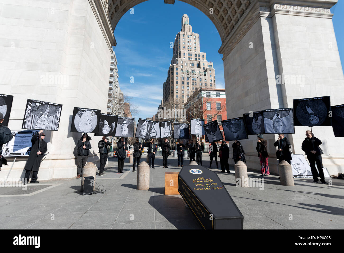 New York, Vereinigte Staaten von Amerika. 18. Februar 2017. In Verbindung mit US Presidents' Day Wochenende eine Koalition von Aktivisten durch New York City ansässige Gruppen mobilisiert, "Aufstieg und Resist" und "GAG ist gerade" inszeniert einen symbolischen Trauerzug für jazz New Orleans-Stil im Washington Square Park, den "Tod" des Amtes des Präsidenten der USA im Protest gegen die Regierung von Präsident Donald J. Trump zu trauern. Bildnachweis: Albin Lohr-Jones/Pacific Press/Alamy Live-Nachrichten Stockfoto