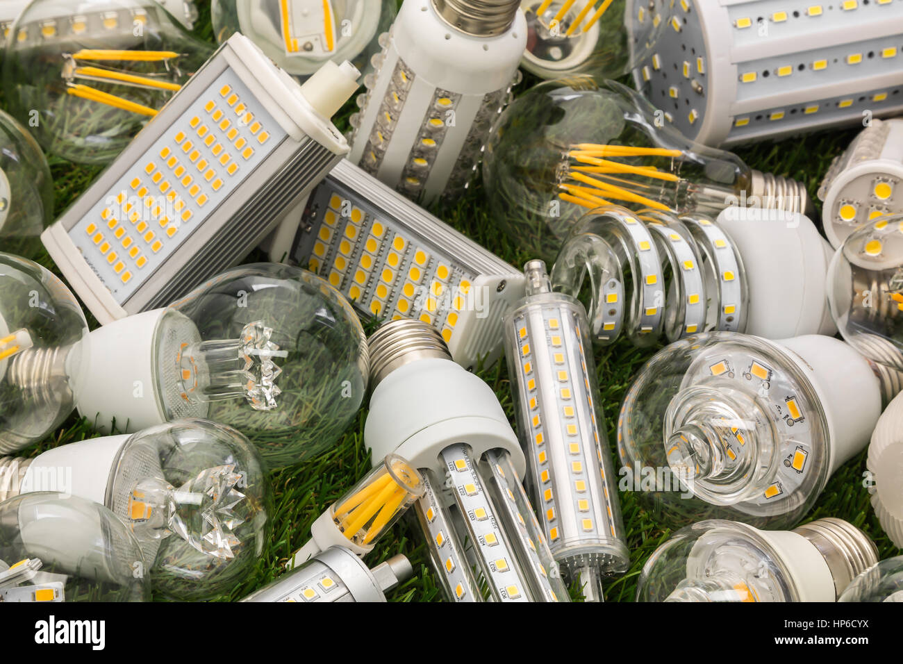 große Familie von Eco LED-Lampen verschiedener Typen auf dem grünen Rasen Stockfoto