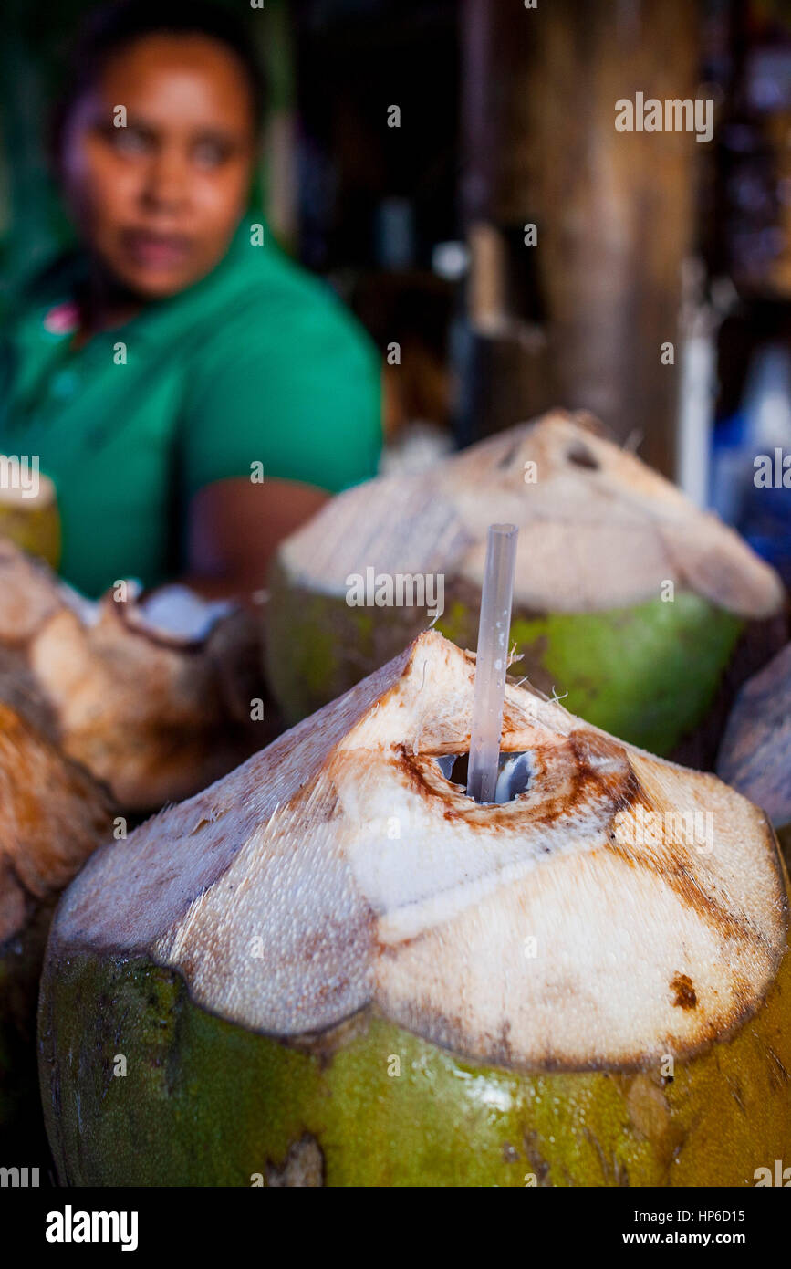 Stall, Frau, die grüne Kokosnuss verkauft, um ihr Wasser zu trinken, in Bavaro oder Bibijagua Strand, Punta Cana, Dominikanische Republik Stockfoto