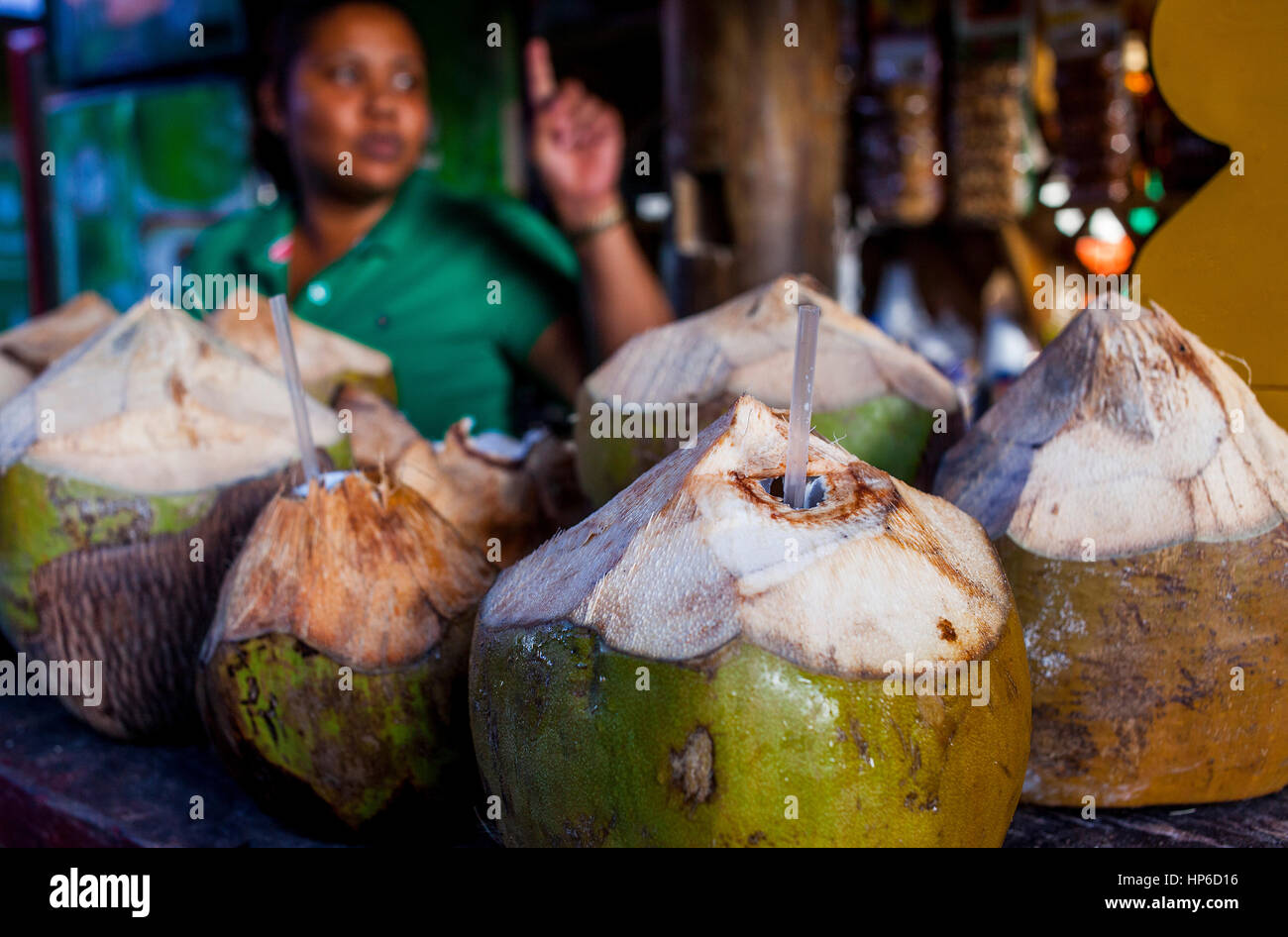 Stall, Frau, die grüne Kokosnuss verkauft, um ihr Wasser zu trinken, in Bavaro oder Bibijagua Strand, Punta Cana, Dominikanische Republik Stockfoto