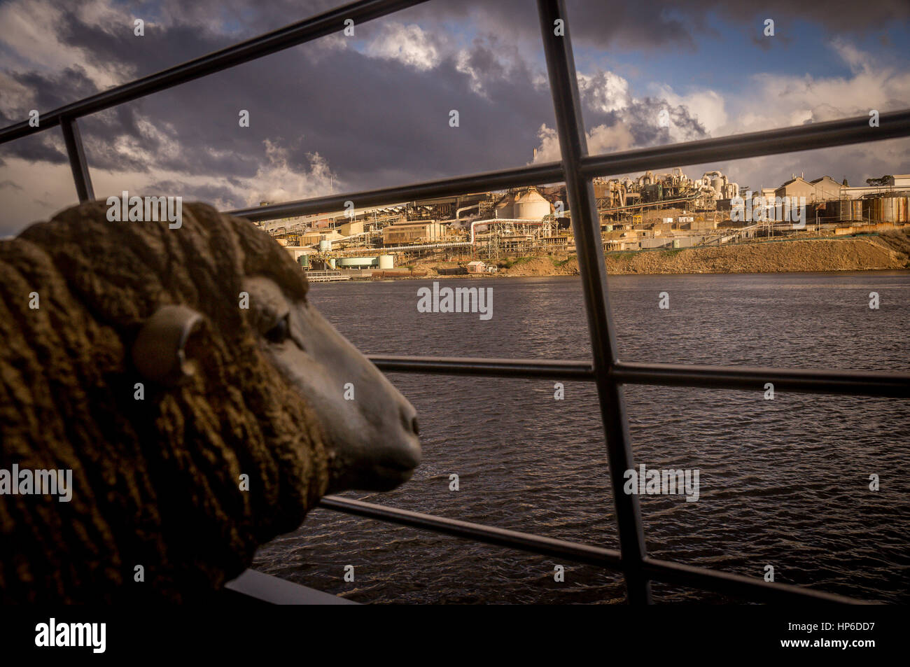 Schaf-Statue betrachten Fabrik aus Fluss Stockfoto