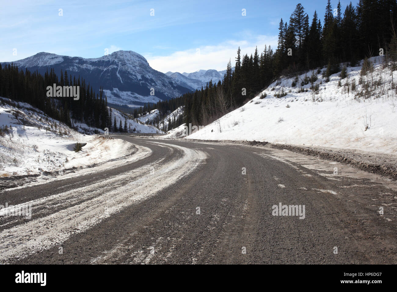 Feldweg über Berge in Kananaskis Country Stockfoto