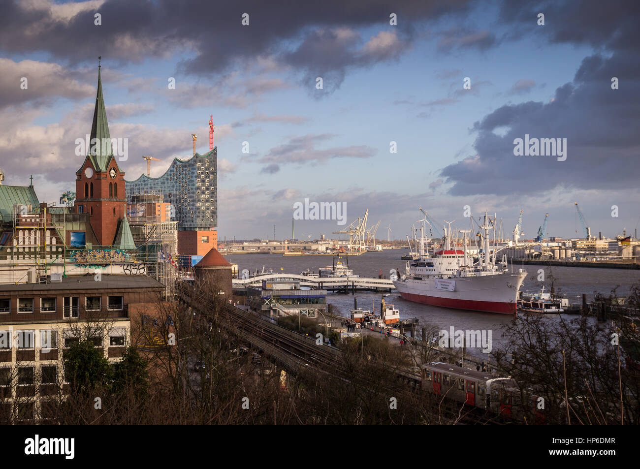 Ansicht des Hamburger Hafens mit Elbe Philamonic Hall Stockfoto