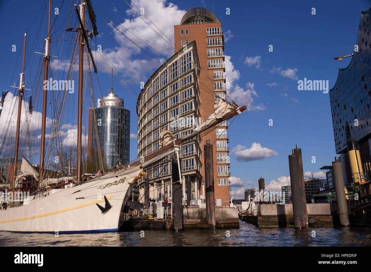 Segelboot in der Hafencity Hamburg Stockfoto