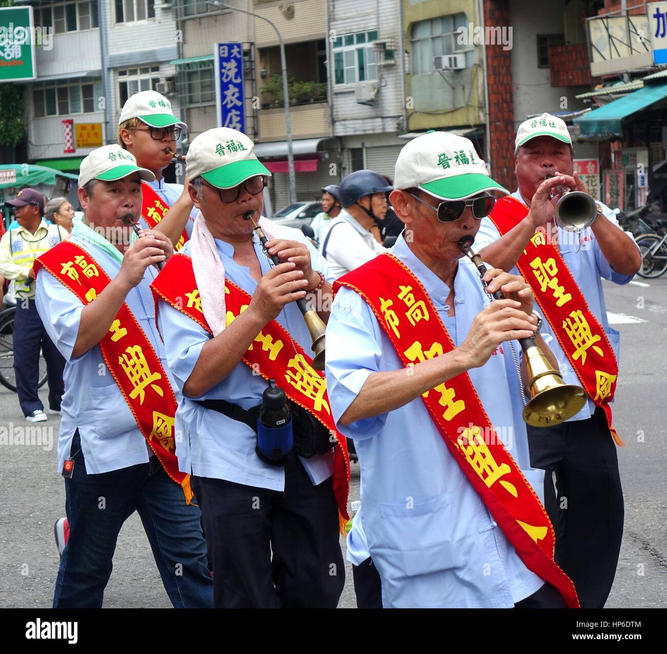 KAOHSIUNG, TAIWAN--9. Juli 2016: Teilnehmer eine daoistische religiöse Zeremonie spielen die Suona, eine traditionelle chinesische Blasinstrument. Stockfoto