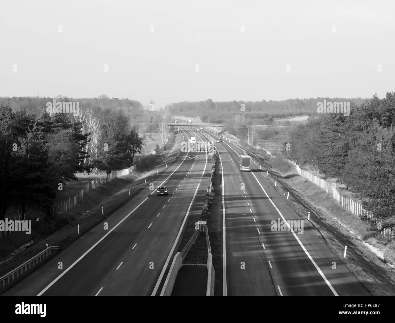Vogelperspektive Blick auf Autobahn in Monochrom Stockfoto