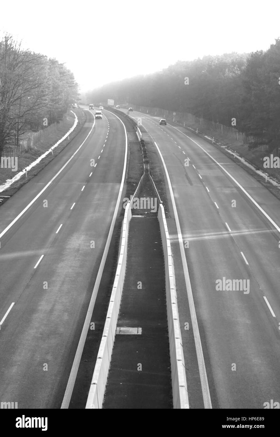 Vogelperspektive Blick auf Autobahn in Monochrom Stockfoto