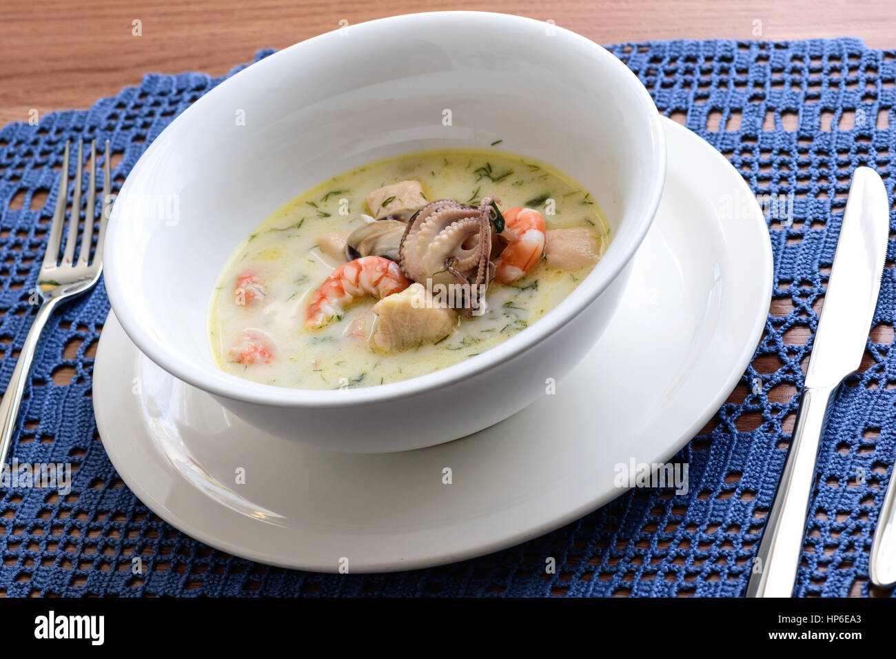 Cremige Suppe mit Meeresfrüchten Stockfoto