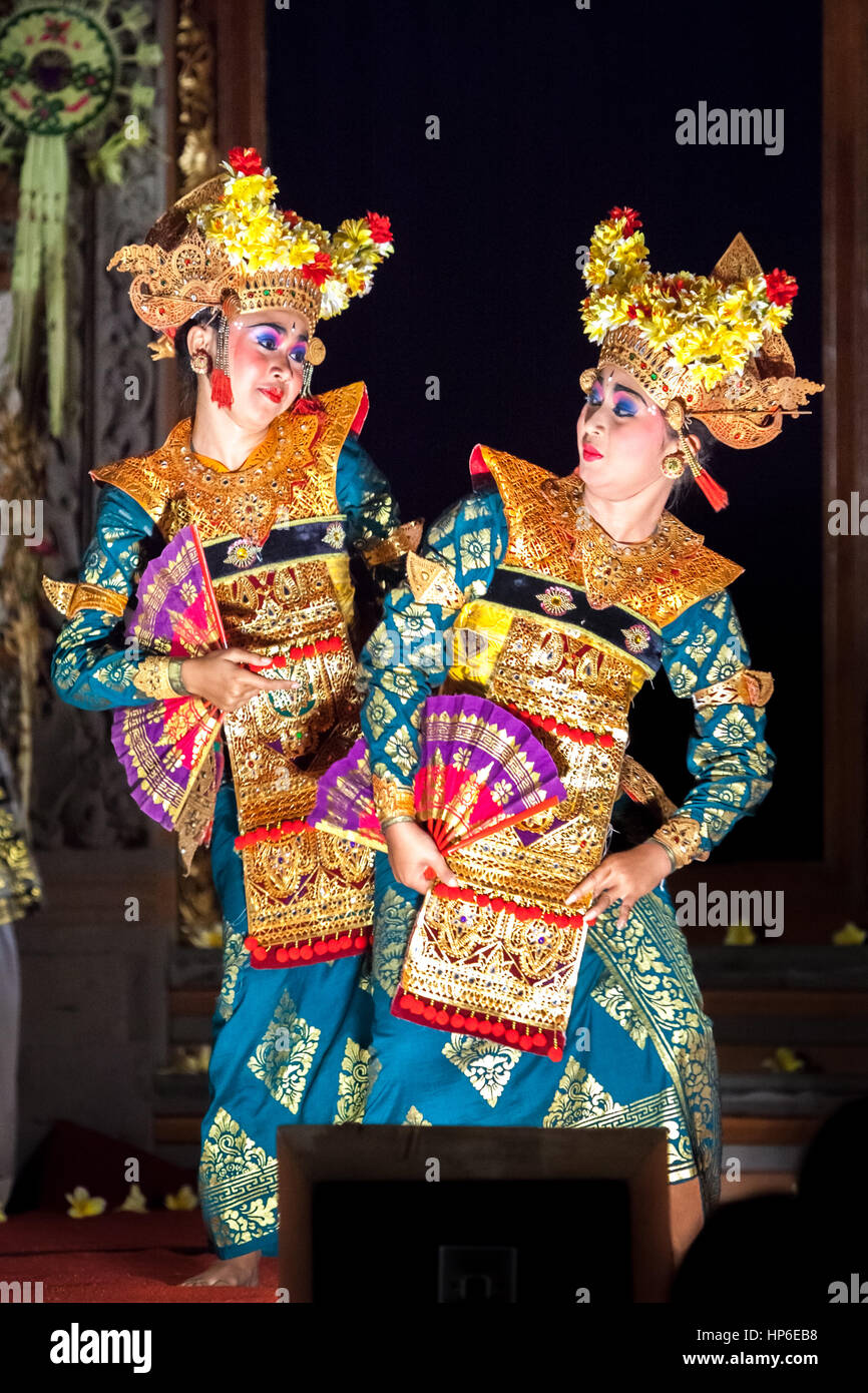 Zwei balinesische Tänzerinnen auf der Bühne. Stockfoto