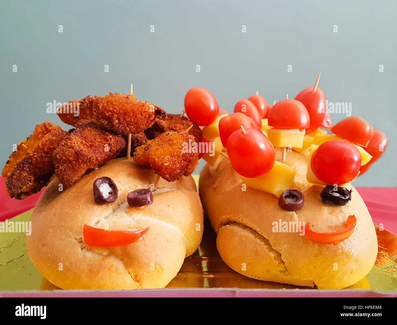Kinder Party Essen mit zwei Brote glücklich menschliches Gesicht aussieht. Stockfoto