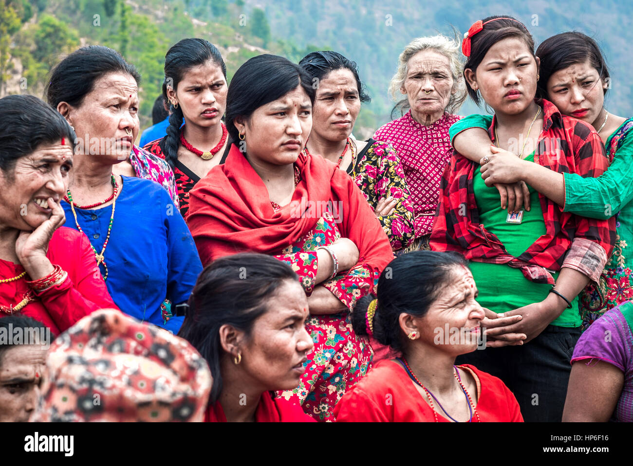 Frauen, die an einem Treffen teilnehmen, um unter anderem über Wasserressourcen-Management in Chandani Mandan Dorf, Kavrepalanchok, Nepal zu diskutieren. Stockfoto