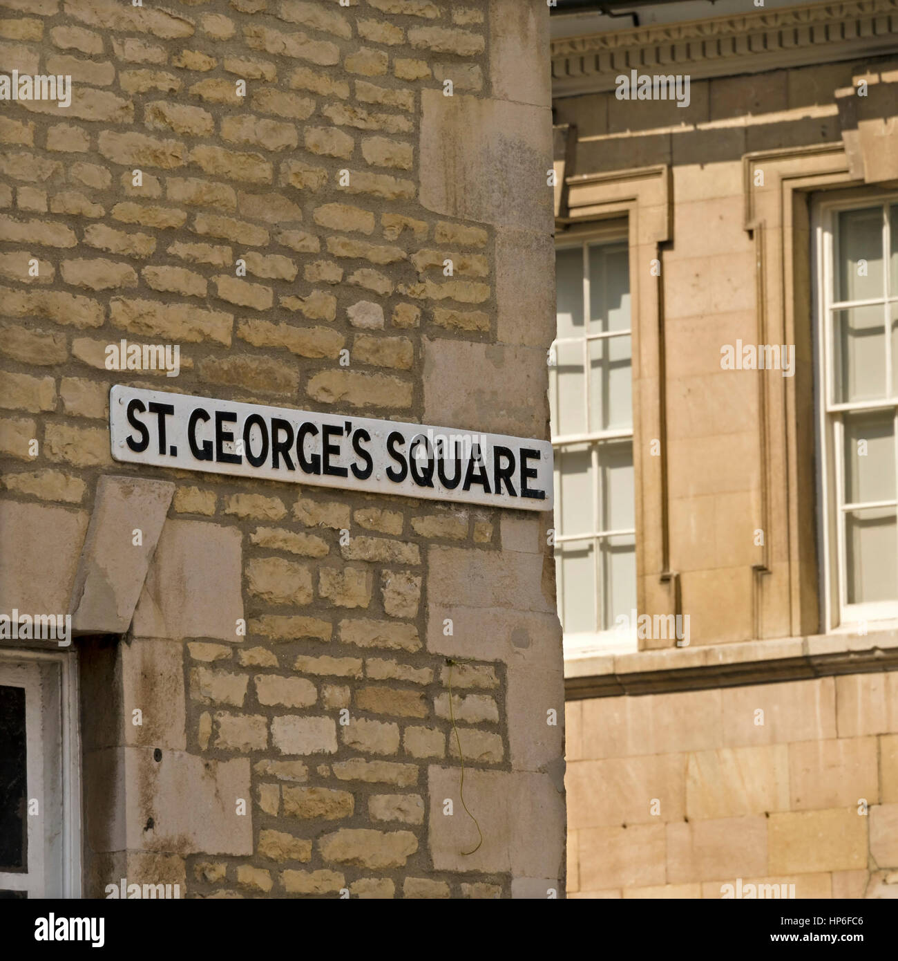 Str. Georges Quadrat Straßenschild auf Stein Haus Wand, Stamford, Lincolnshire, England, UK Stockfoto