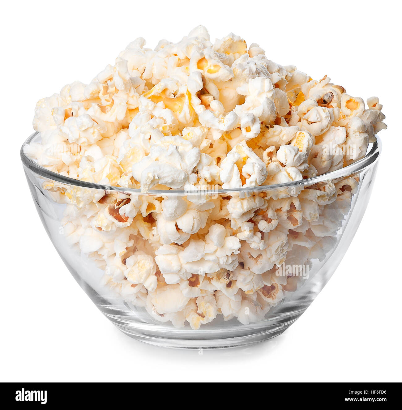 Glasschüssel voll mit Popcorn isoliert auf weißem Hintergrund. Popcorn. Schüssel mit frisches Popcorn. Schüssel popcorn Stockfoto