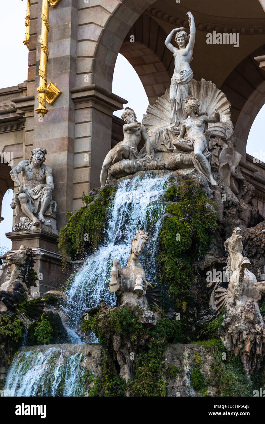 Font De La Cascada, Brunnen mit Wasserfall und einem Brunnen, Parc De La Ciutadella, Barcelona, Katalonien, Spanien. Stockfoto