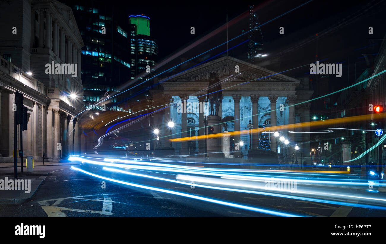 London, UK - April: Nachtansicht der britischen finanziellen Herzen, die Bank von England und der Royal Exchange. lange Belichtung mit Verkehr Autos. der Londoner City Stockfoto