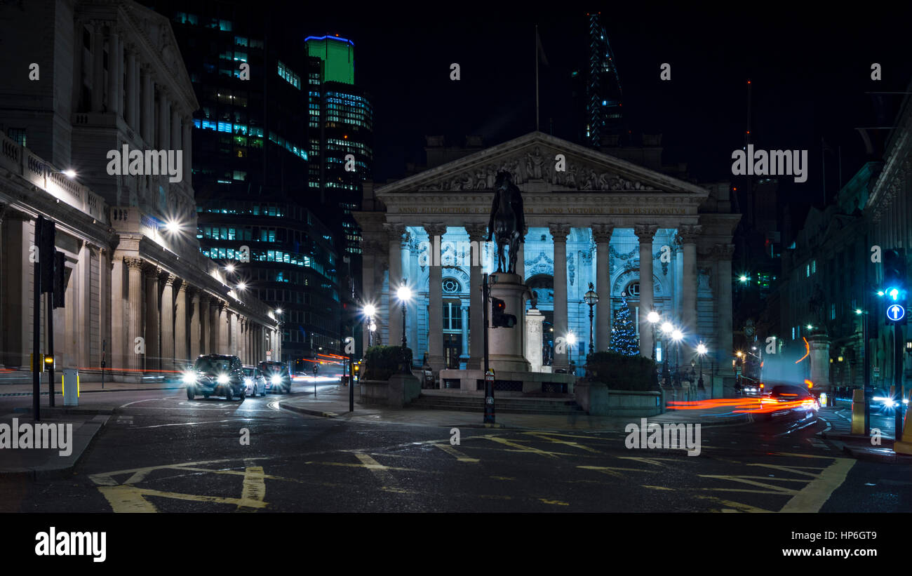 LONDON, UK - April: Nachtansicht des britischen Finanzzentrum, Bank of England und der Royal Exchange. Langzeitbelichtung mit Verkehr Autos. City of London Stockfoto