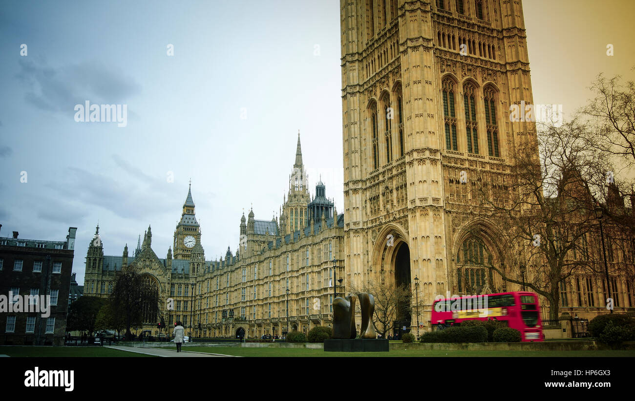 LONDON, UK - APRIL: Verkehr und Fußgänger auf Westminster City in der Nähe von Big Ben und Parlament Stockfoto