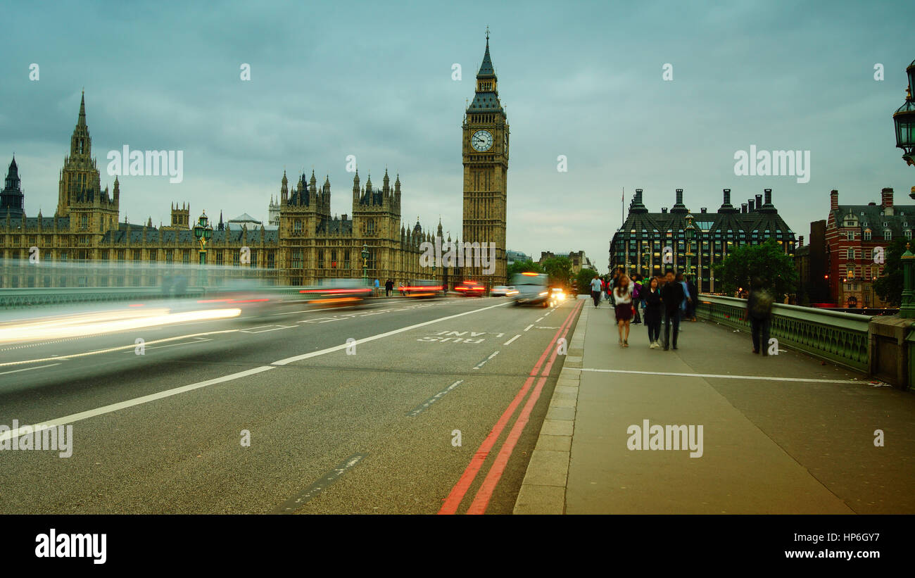 LONDON, UK - APRIL: Westminster Bridge in der Nähe von Big Ben und Parlament, Nachtansicht des Briten mit Langzeitbelichtung mit Verkehr Autos. Stockfoto