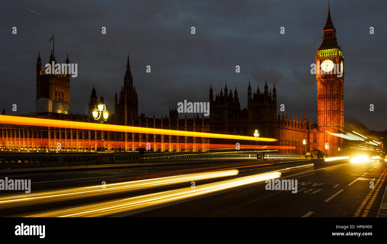 LONDON, UK - APRIL: Westminster Bridge in der Nähe von Big Ben und Parlament, Nachtansicht des Briten mit Langzeitbelichtung mit Verkehr Autos. Stockfoto