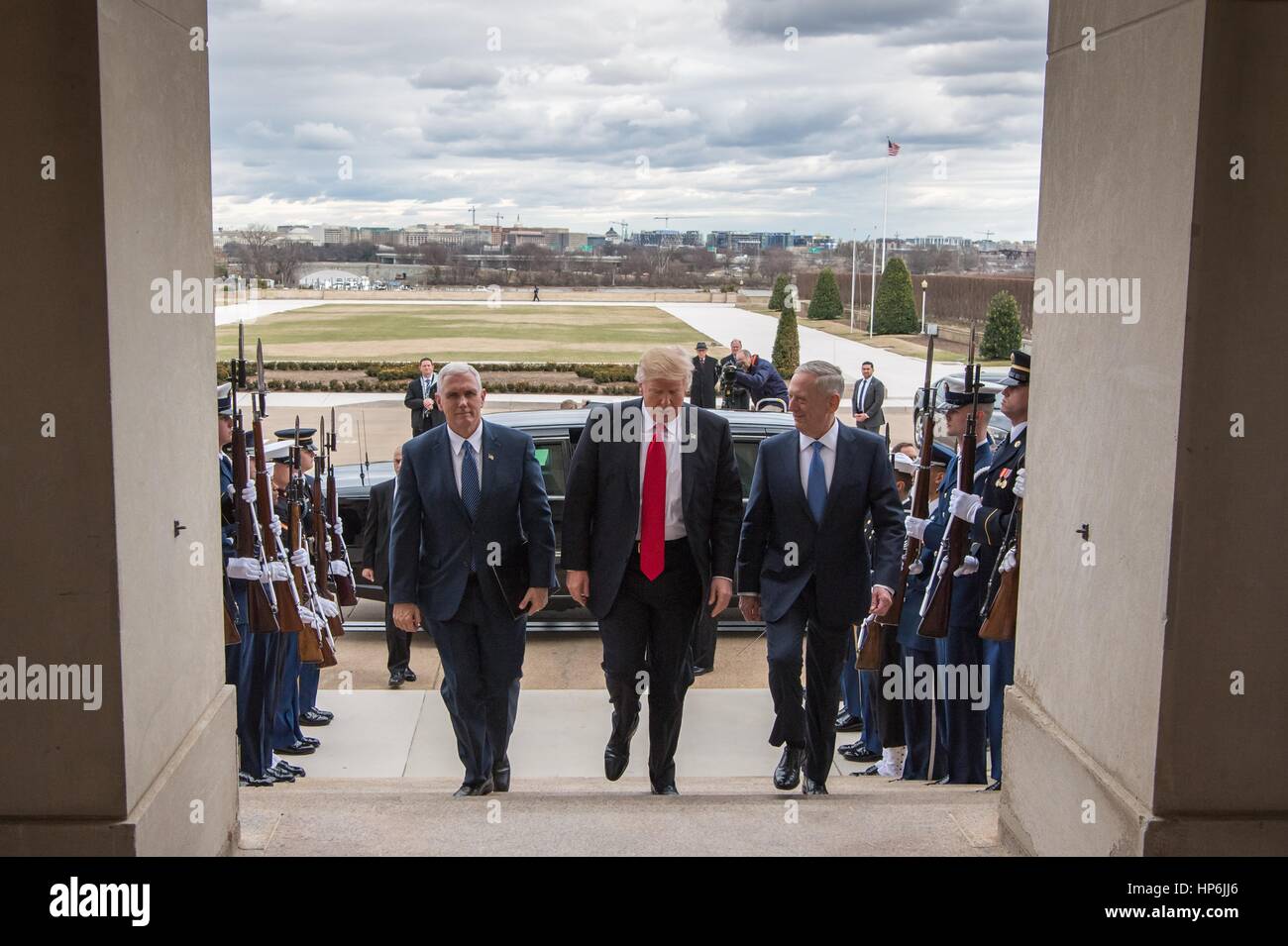 US-Präsident Donald Trump, Vizepräsident Mike Pence und US-Verteidigungsminister James Mattis die Stufen hochgehen, das Pentagon vorbei ein Ehren-Cordon 27. Januar 2017 in Washington, DC. Stockfoto