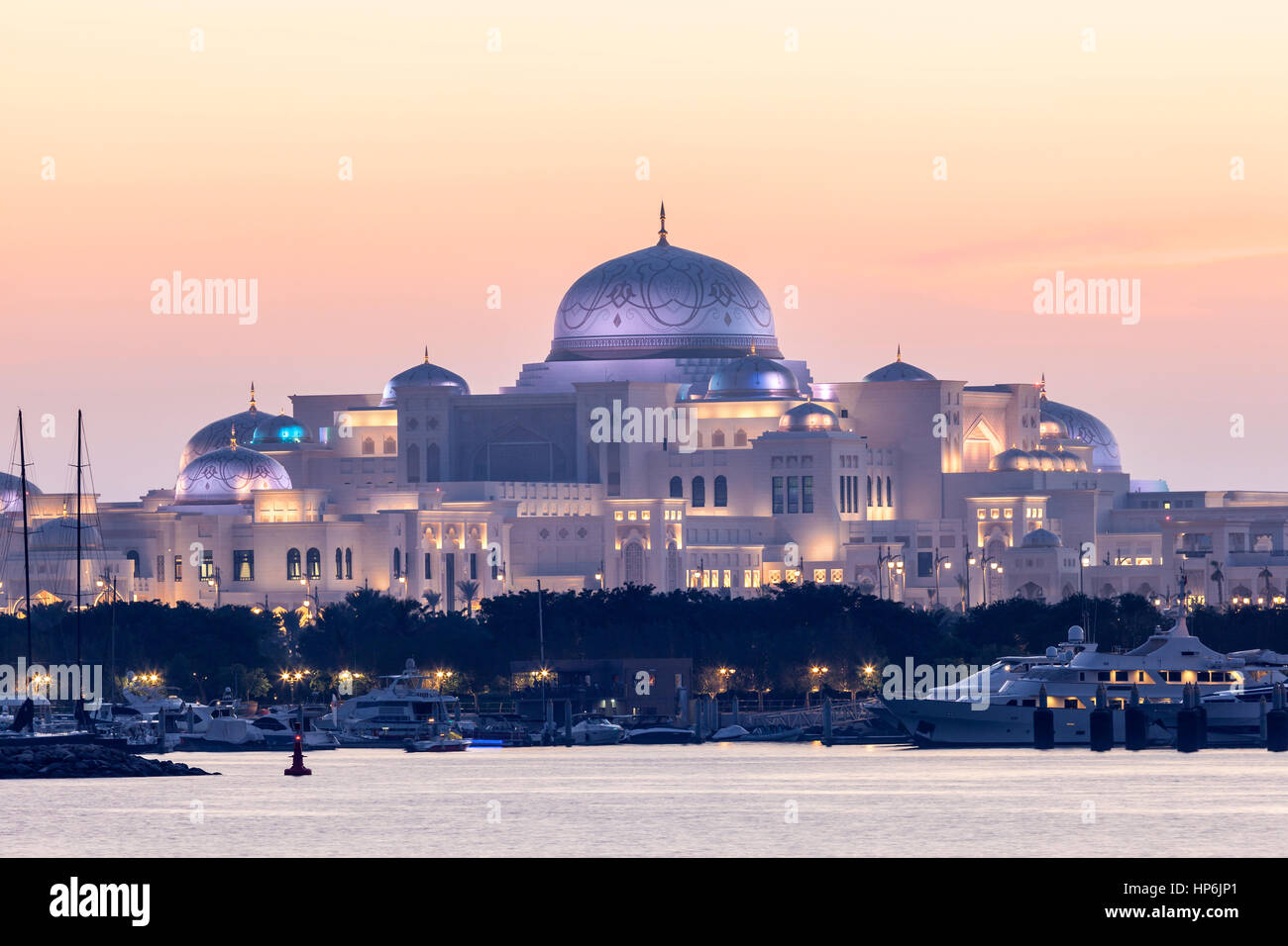 Neue Präsidentenpalast nachts beleuchtet. Abu Dhabi, Vereinigte Arabische Emirate Stockfoto