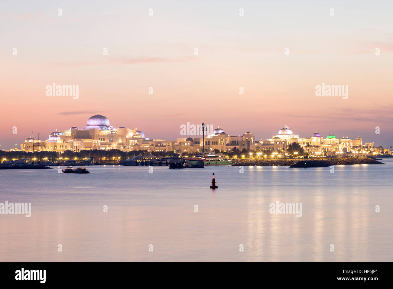 Neue Präsidentenpalast nachts beleuchtet. Abu Dhabi, Vereinigte Arabische Emirate Stockfoto
