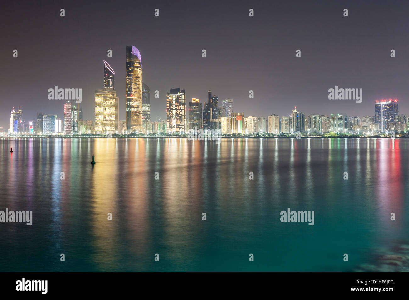 Skyline von Abu Dhabi Stadt nachts beleuchtet. Vereinigte Arabische Emirate, Naher Osten Stockfoto