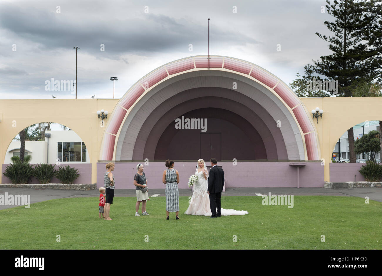 Hochzeit Fotografie-Session innerhalb der Marine Parade Amphitheater in Napier, Neuseeland. Stockfoto