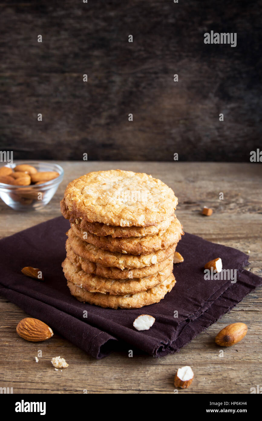Hausgemachte Mandel Kekse auf Holztisch - gesunde hausgemachte vegane Vegetarier Gebäck mit Mandeln Nüssen Stockfoto