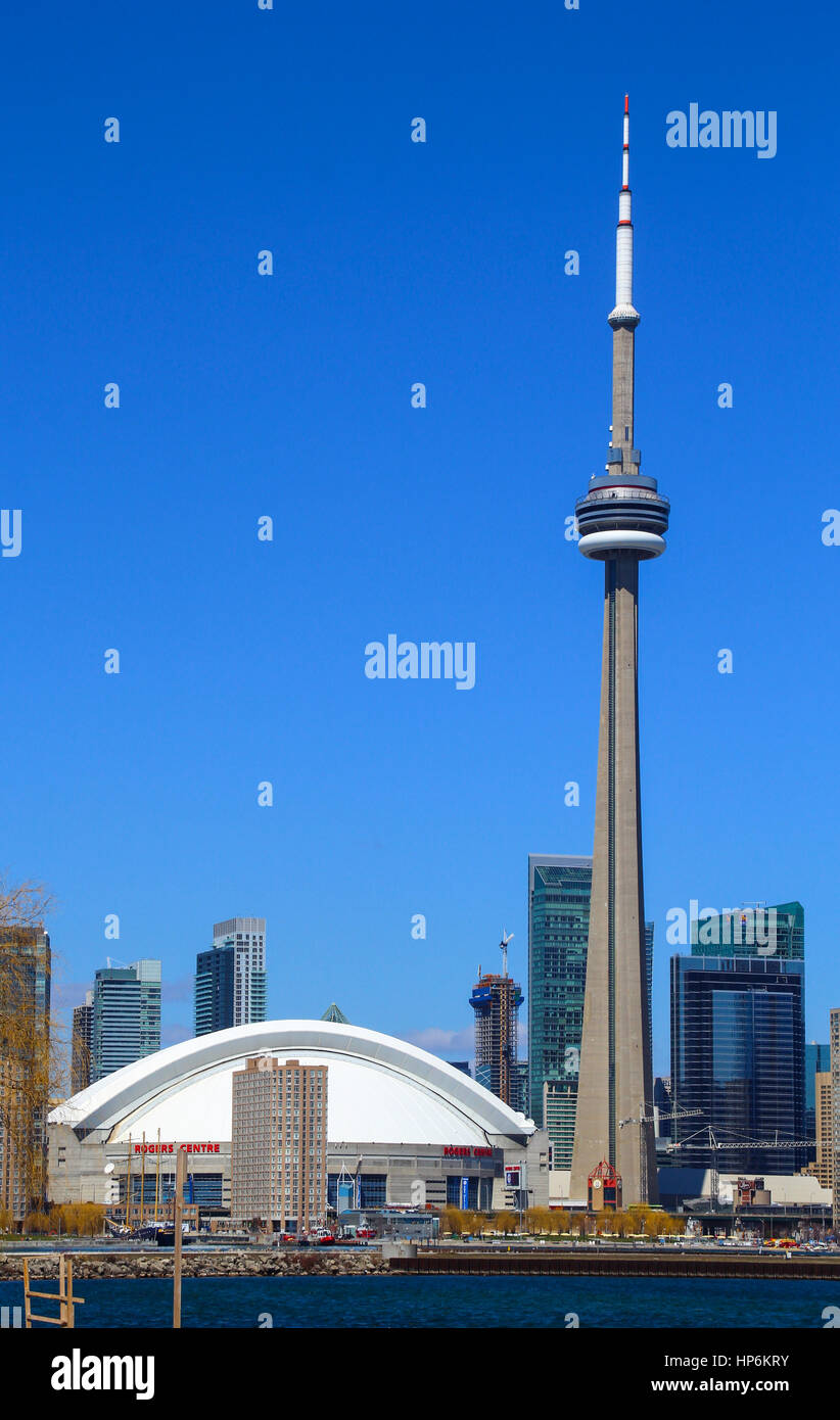 TORONTO, Kanada - 22. April 2014: Das Rogers Centre und CN Tower an einem sonnigen Tag Stockfoto