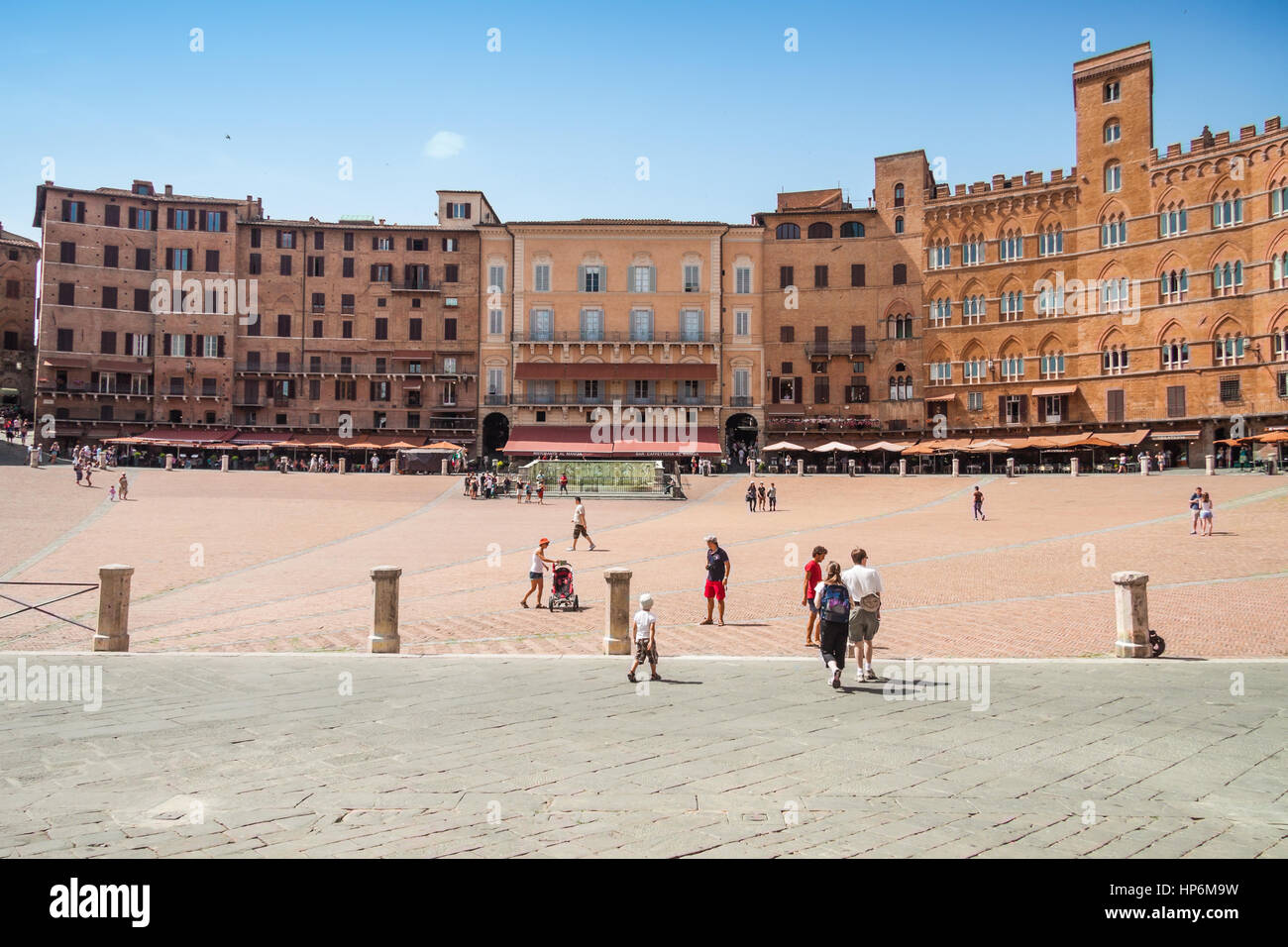Siena, Italien - 20 Juni 2012:Tourists Besuch der berühmten Piazza del Campo in Siena, Italien. Platzieren Sie auf dem mittelalterlichen Platz braucht es der berühmte Palio di Sie Stockfoto