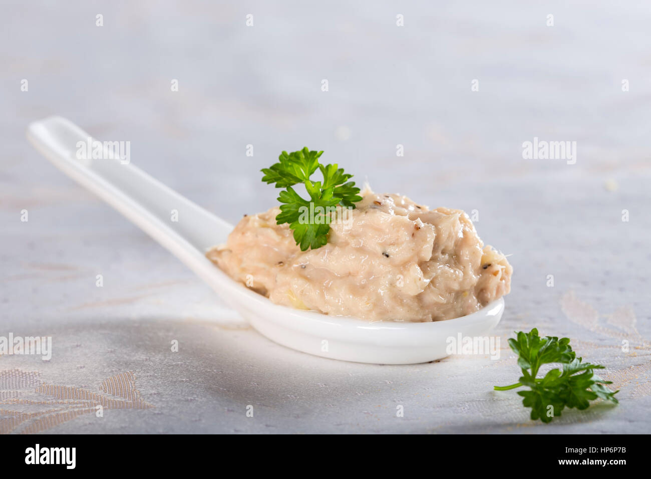 Cremigen Paste in weißen Löffel aus Ton Fisch, Butter und Zwiebel mit Kräutern hergestellt Stockfoto