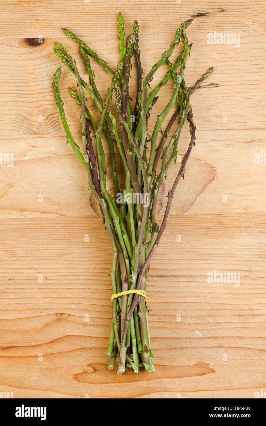 Spargel-Bouquet-Haufen auf dem alten Holztisch Stockfoto