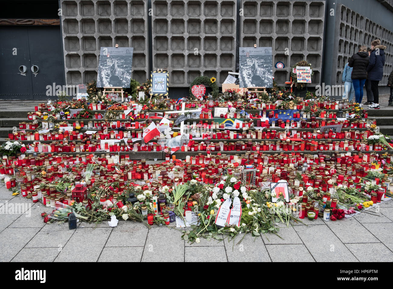 Berlin, Deutschland - 19. Februar 2017: Blumen und Kerzen nach dem Terroranschlag auf den Weihnachtsmarkt auf dem Breitscheidplatz in Berlin, Deutschland. Stockfoto