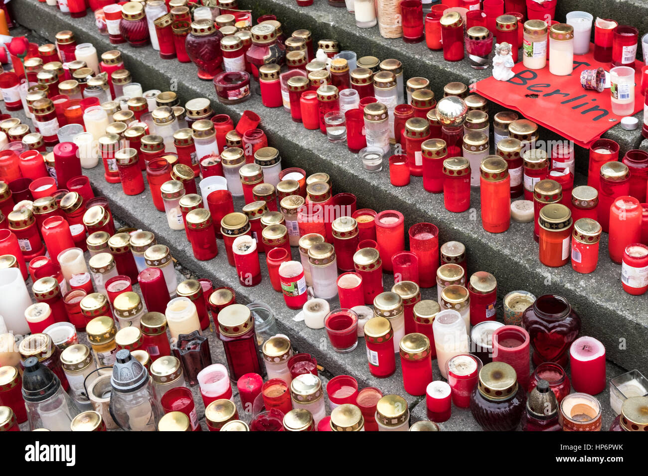 Berlin, Deutschland - 19. Februar 2017: Blumen und Kerzen nach dem Terroranschlag auf den Weihnachtsmarkt auf dem Breitscheidplatz in Berlin, Deutschland. Stockfoto