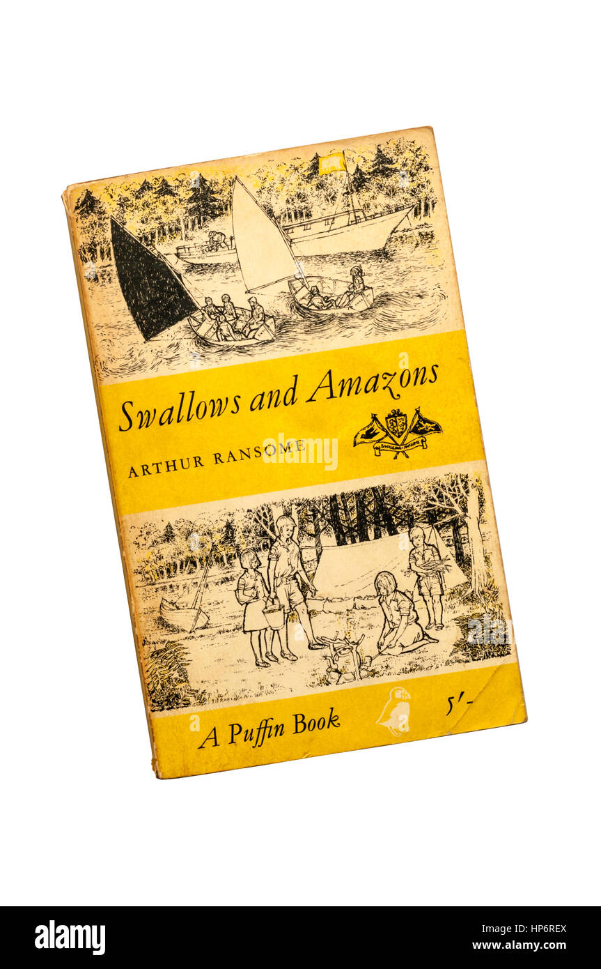 Eine Taschenbuchausgabe von Schwalben und Amazons durch Arthur Ransome.  Es erschien erstmals im Jahr 1930. Stockfoto