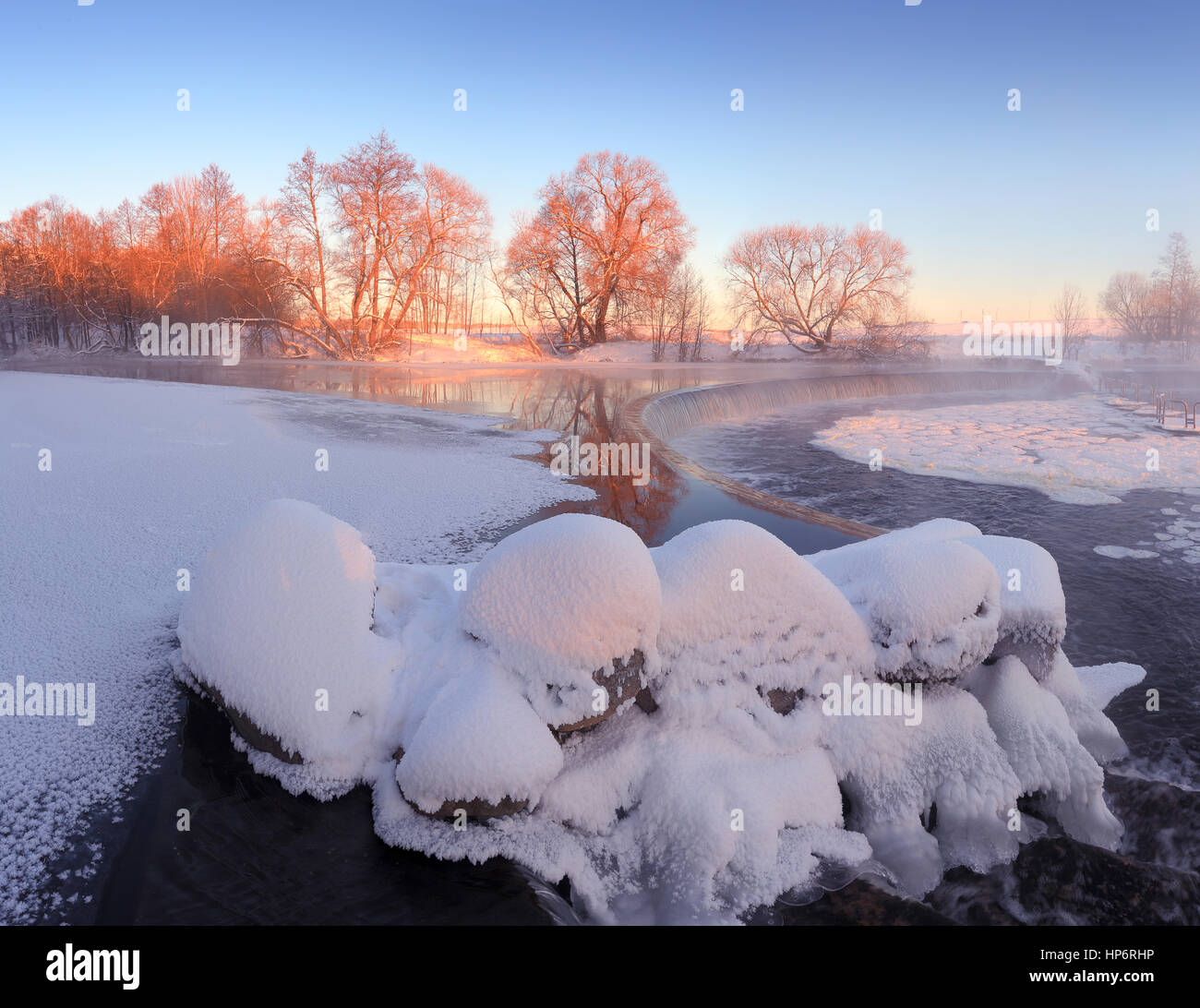 Bunte Winterlandschaft. Schönen Winter Hintergrund. Winter Sonne leuchten weiße Schnee und Bäumen. Weißen flauschigen Schnee am Morgen. Stockfoto