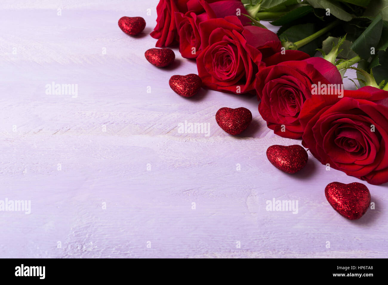 St. Valentin Gruß Hintergrund mit fünf dunkle rote Rose. Elegante Hochzeitseinladung mit Blumen und Glitzer Herzen. Kopieren Sie Raum. Stockfoto