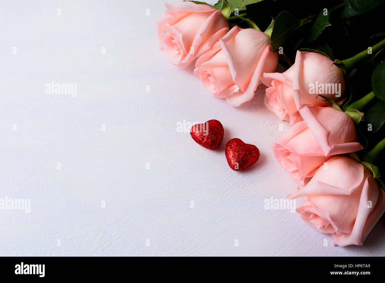 St. Valentin Gruß Hintergrund mit fünf rosa Rose. Elegante Hochzeitseinladung mit rotem Glitter Herzen. Kopieren Sie Raum. Stockfoto