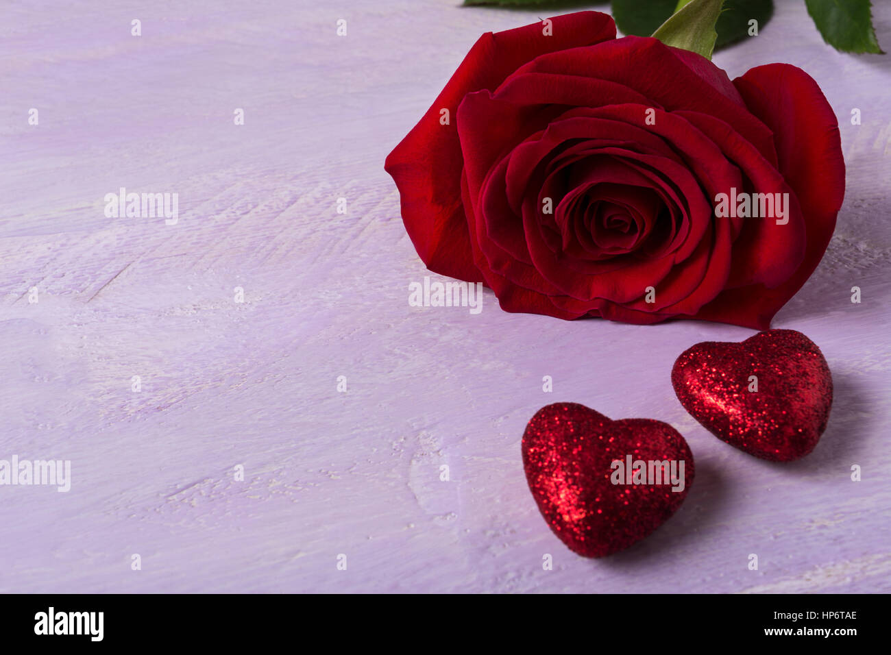 Hochzeit-Hintergrund mit dunkelroten rose und Glitzer Herzen. Elegant-Valentinstag Grußkarte mit Blumen- und Urlaub-Symbol. Kopieren Sie Raum. Stockfoto